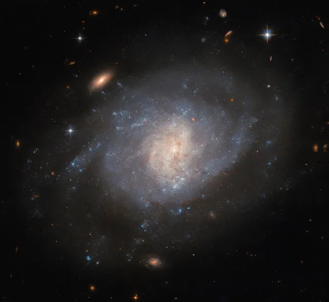 The Hubble Telescope has revealed an explosive past in the spiral galaxy NGC 941.